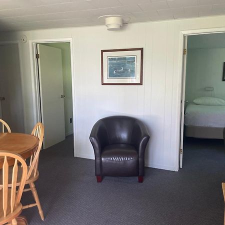 Colonial Bay Motel And Cottages 헌츠빌 외부 사진