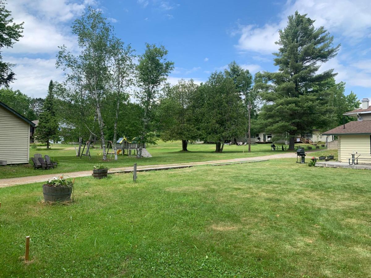 Colonial Bay Motel And Cottages 헌츠빌 외부 사진