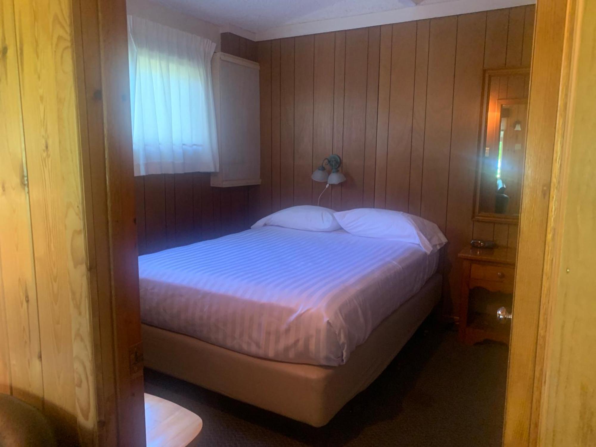Colonial Bay Motel And Cottages 헌츠빌 외부 사진