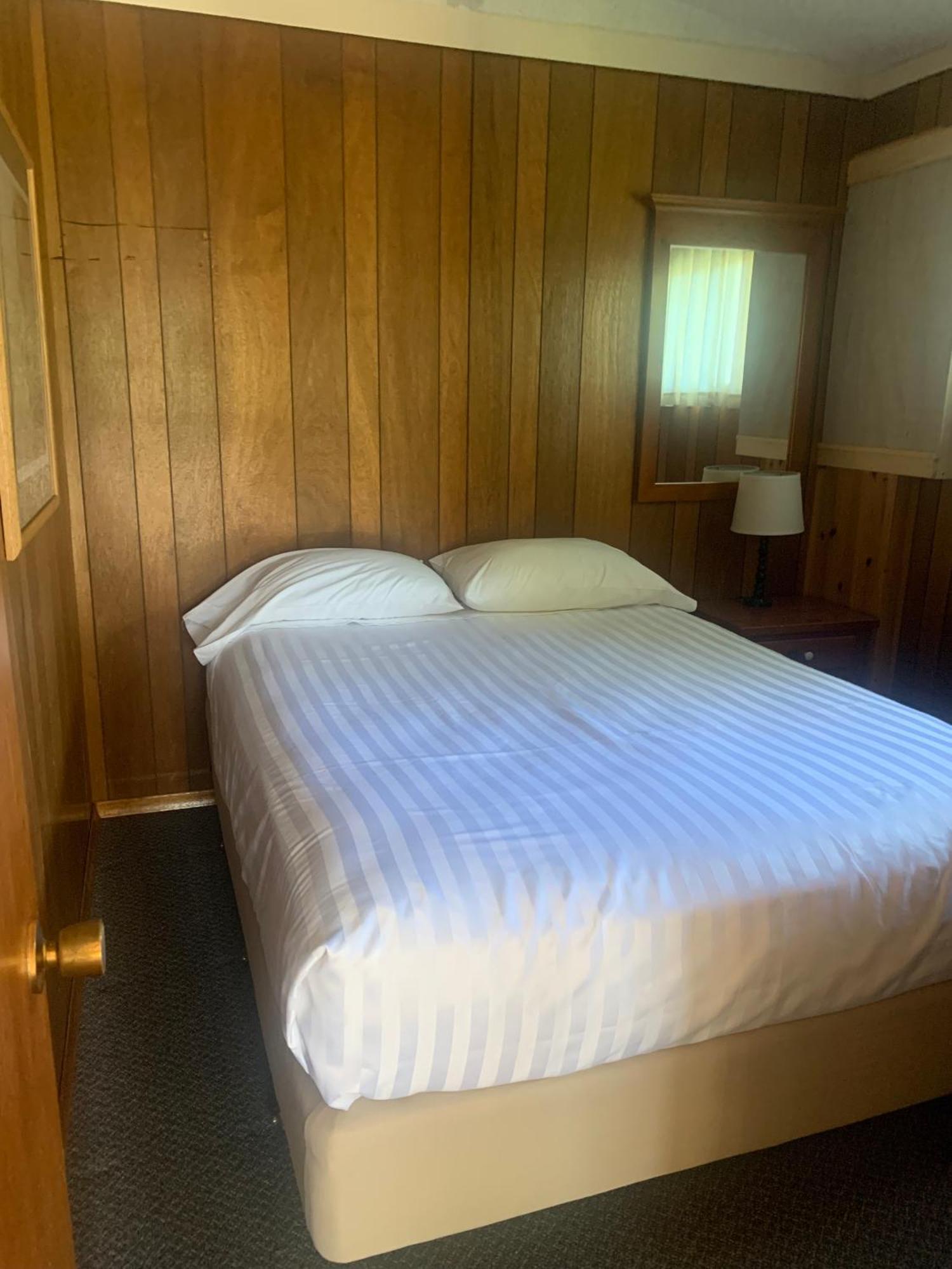 Colonial Bay Motel And Cottages 헌츠빌 외부 사진
