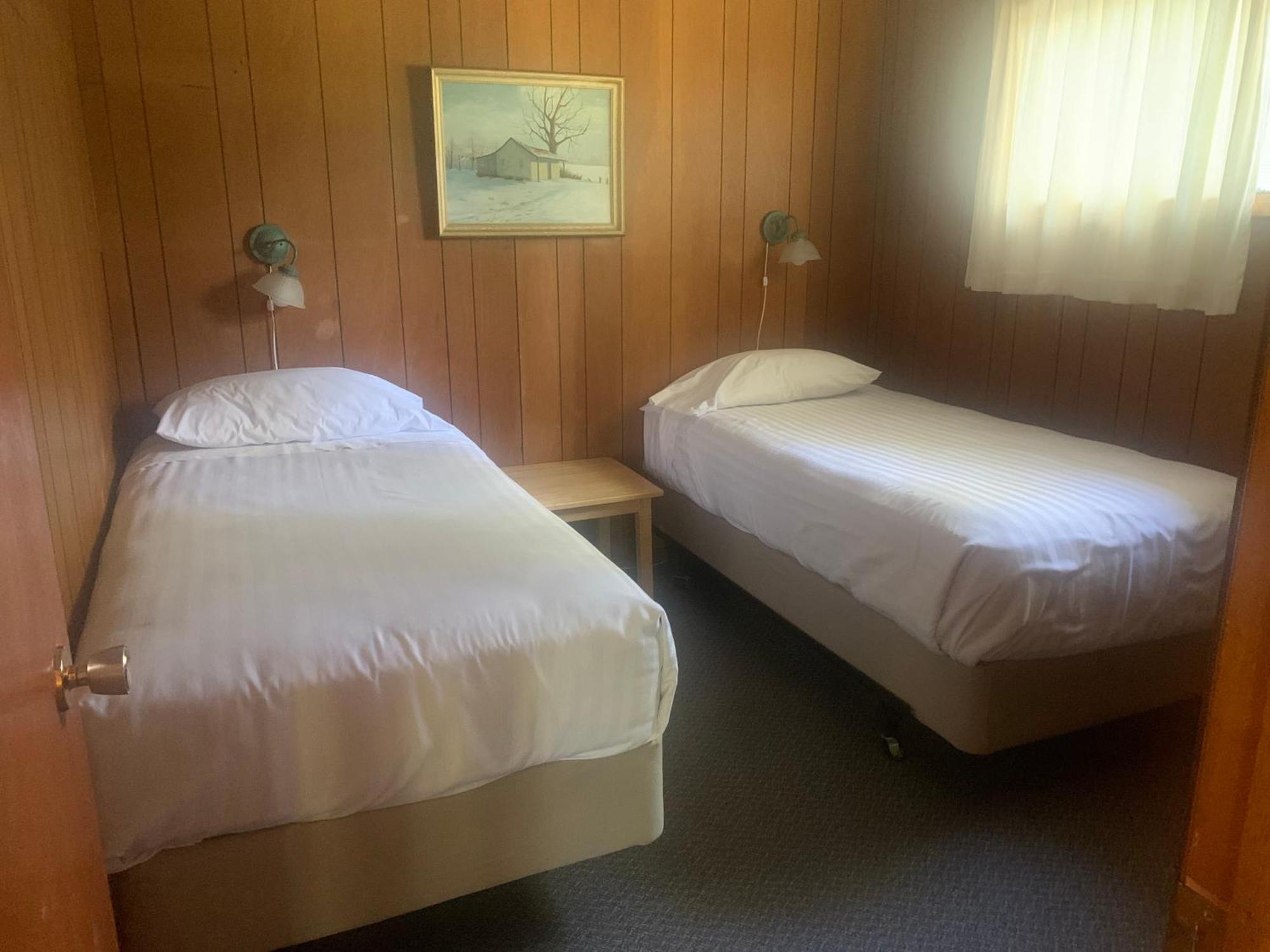 Colonial Bay Motel And Cottages 헌츠빌 외부 사진