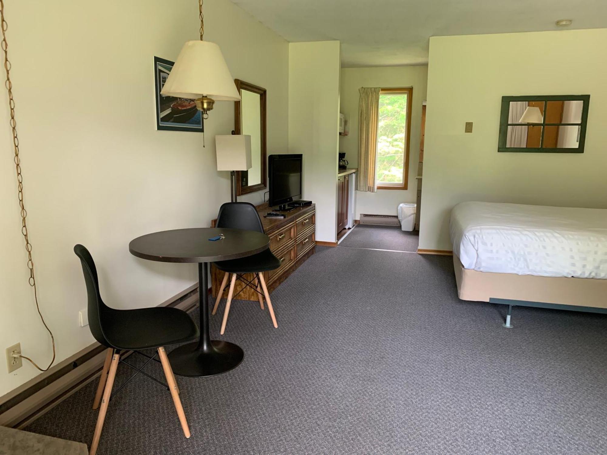 Colonial Bay Motel And Cottages 헌츠빌 외부 사진