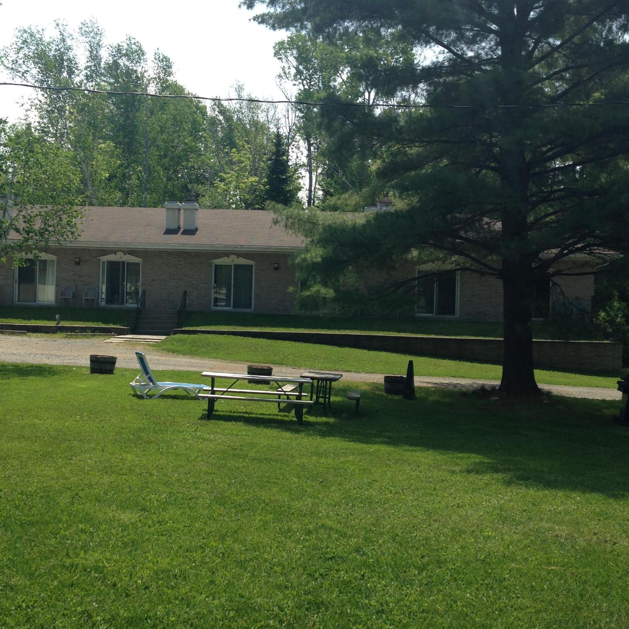Colonial Bay Motel And Cottages 헌츠빌 외부 사진